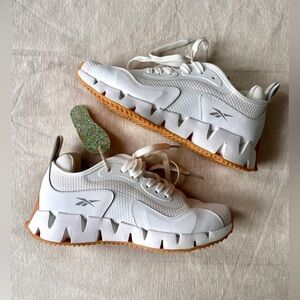 Women's Reebok Zig Dynamica Sneaker White Gum Comfort Footbed NWT size 7